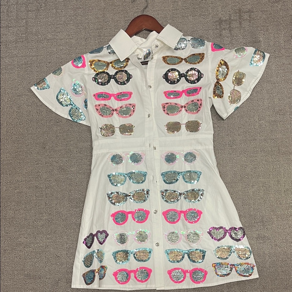 QUEEN OF SPARKLES White Mini Dress with Multicolor Sequin Sunglasses Motif